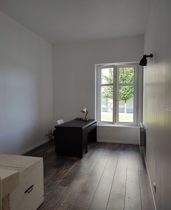 bureau étroit