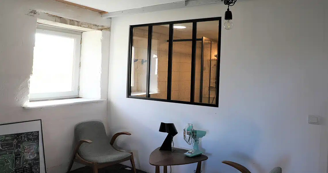 chambre avec vue sur salle d'eau