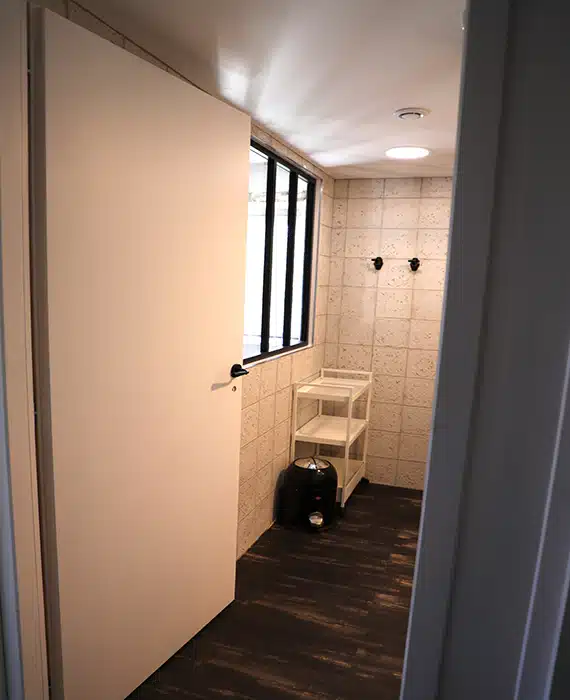 apport de lumière naturelle dans salle de bains