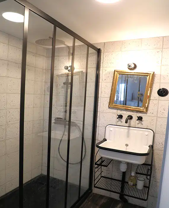 douche industrielle et déco rétro