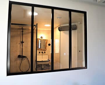 verrière industrielle sur salle de bain rétro